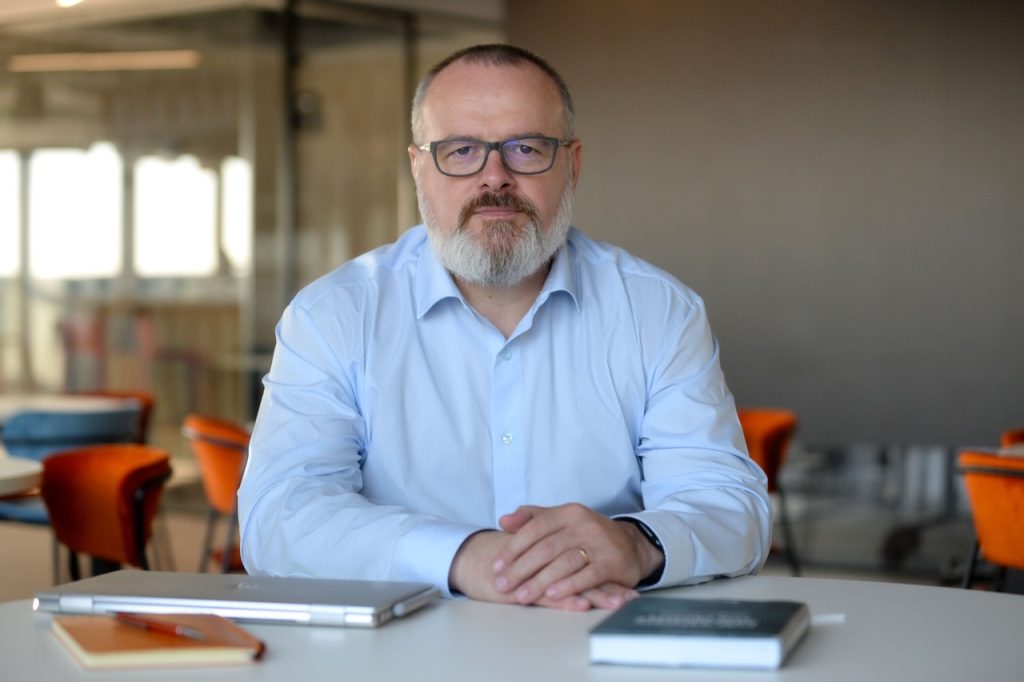 UCMS by AROBS lansează Pay Transparency Solutions, primul ecosistem integrat de software și consultanță din România pentru conformarea la Directiva salarială a UE