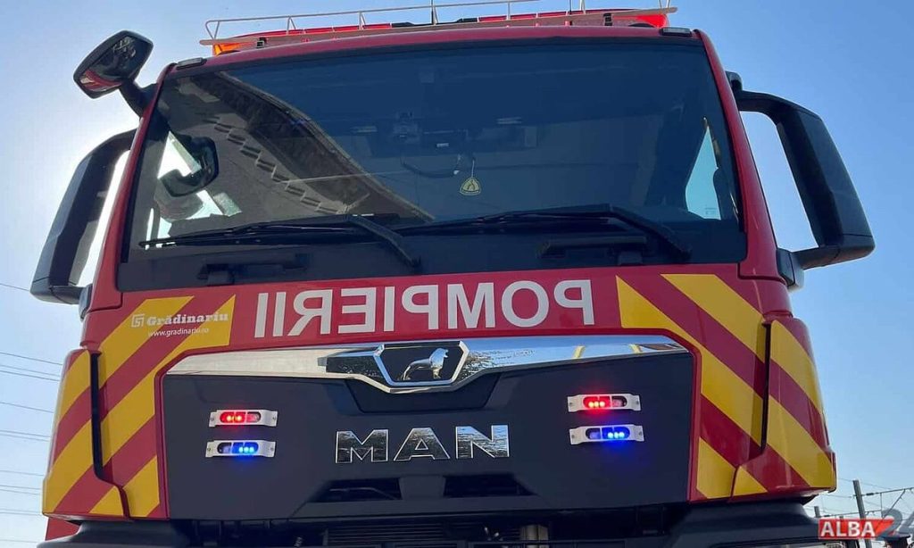 Incendiu într-o gospodărie din Decea. Intervin pompierii din Aiud, cu două autospeciale