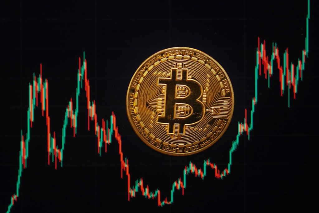 Bitcoin, în jurul a 60.000 de dolari: investitorii se grăbesc să vândă