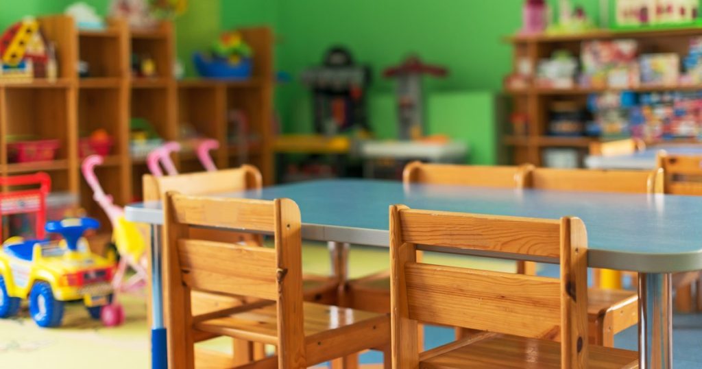 Educatoare înregistrată în timp ce teroriza copiii: „Vierme, handicapat, turbat, să te doară până nu mai poți”