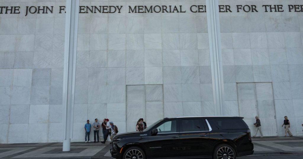 Numele lui Trump a fost eliminat de pe site-ul Centrului Kennedy. Ce se întâmplă cu cel de pe fațada clădirii