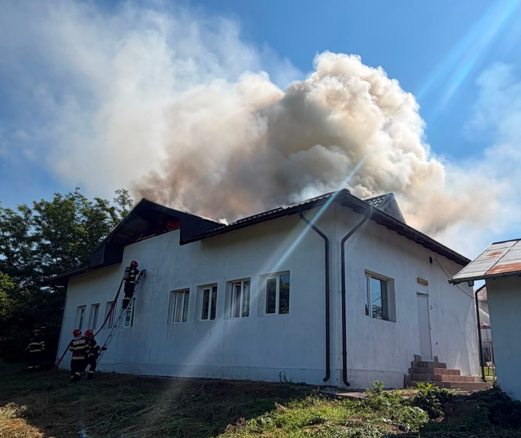 Incendiu la o grădiniță din Prahova, după ce un acoperiș a luat foc. Copiii, evacuați în siguranță