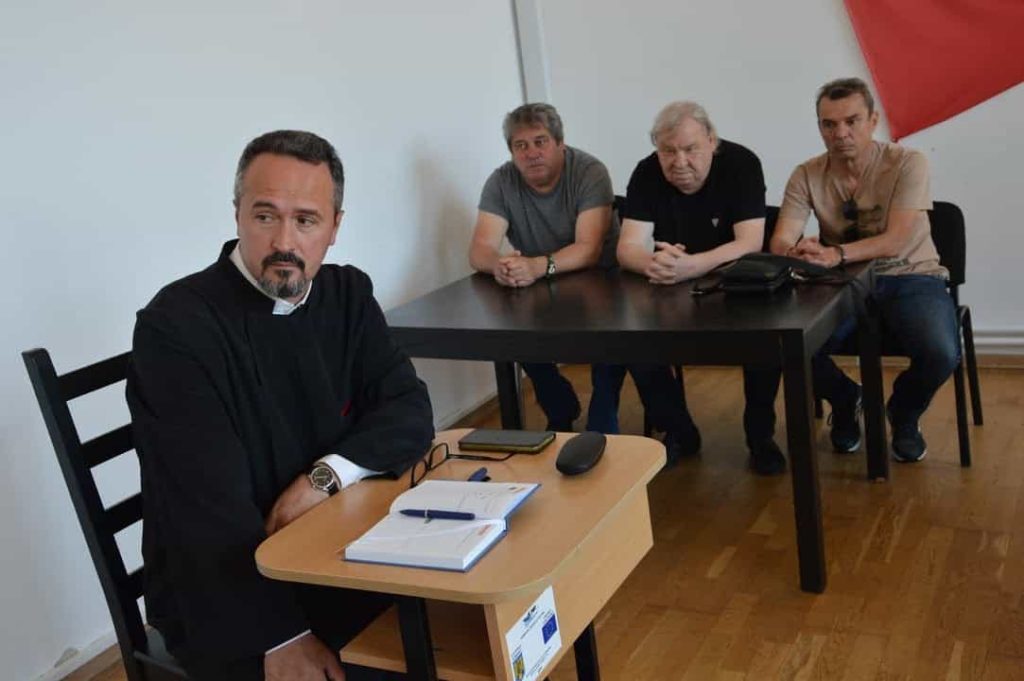 Străzi degradate, spital cu igrasie și clădiri istorice în ruină. Problemele discutate la consultarea de la Sulina / foto