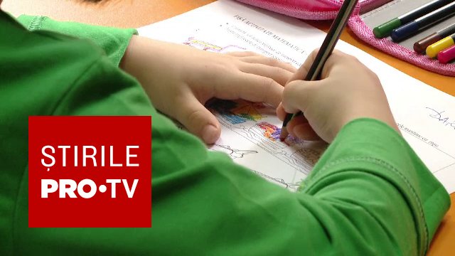 Un tată a acuzat o educatoare că i-ar fi agresat copilul de 4 ani. Ce a înregistrat cu un microfon ascuns într-un urs de pluș