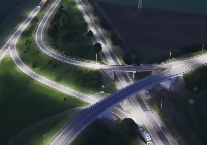 A fost finalizat iluminatul nodului rutier de la intersecția DN10 cu DN11, lângă Hărman (VIDEO)