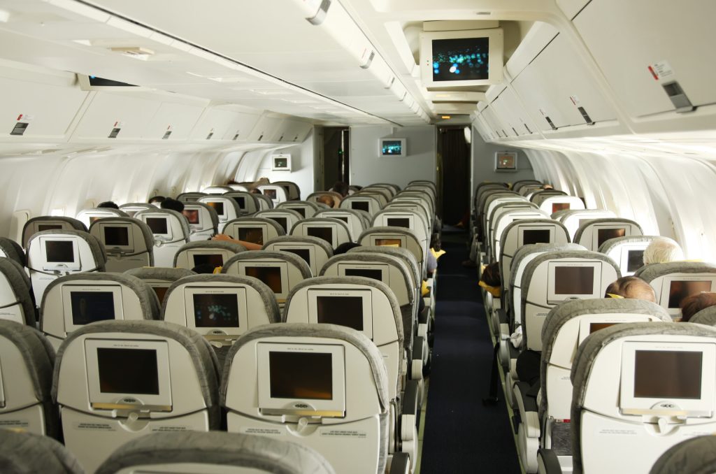 Pasagerii din avioane își riscă viața luând bagaje și filmând în situații de urgență
