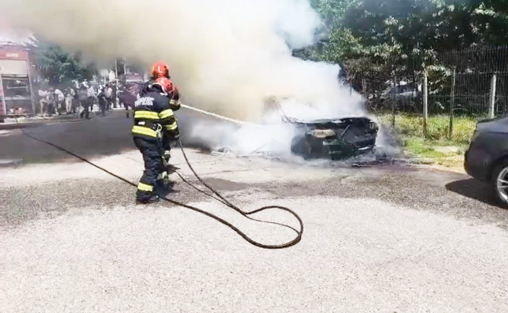 Un camion a luat foc în Pitești, iar la Câmpulung flăcările s-au extins la alte trei mașini