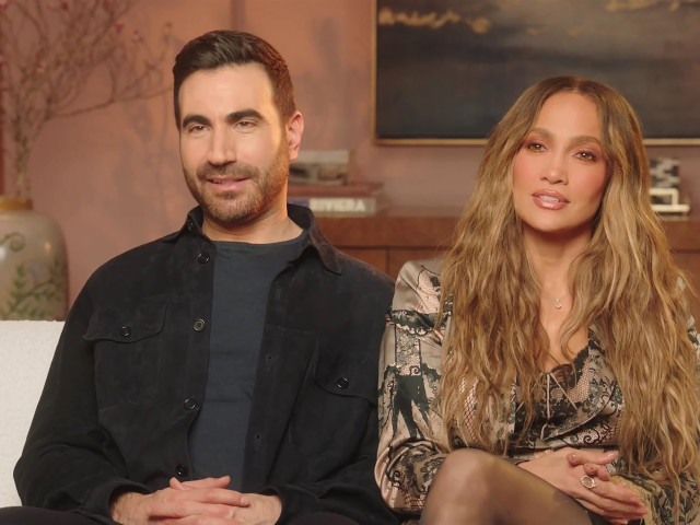 La 56 de ani, Jennifer Lopez și-a etalat silueta de invidiat în noul film „Office Romance”. Scena de pe plajă a devenit virală