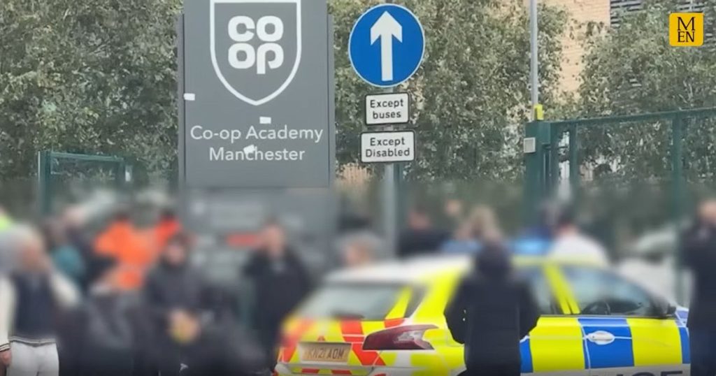 O adolescentă a atacat cu un cuțit un profesor și doi elevi într-o școală din Manchester