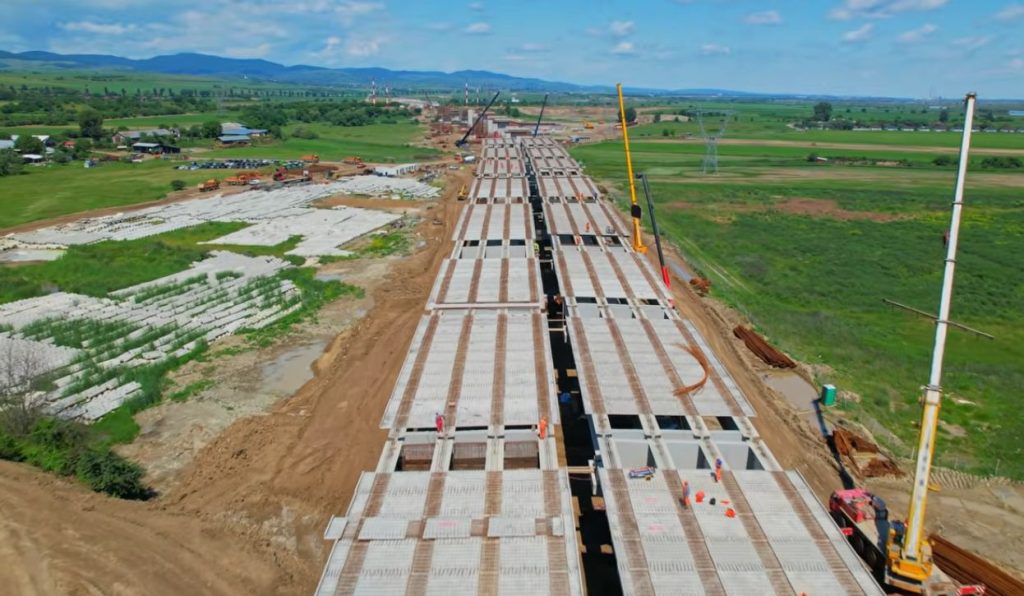 A7 | Podul peste calea ferată de la Cleja prinde contur. Imagini noi de pe șantierul tronsonului Răcăciuni–Bacău