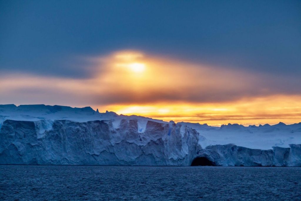 Ce ascunde Antarctica? O structură gigantică, de dimensiuni continentale, a fost identificată sub calota glaciară / Cercetătorii au încercat să reconstruiască relieful Antarcticii fără gheața care îl acoperă astăzi