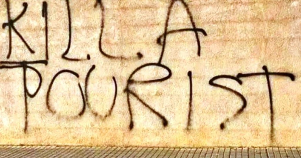 Un grafitti cu mesajul „Omorâți un turist” a apărut pe un zid dintr-o zonă frecventată de români. Se pregătesc proteste de amploare