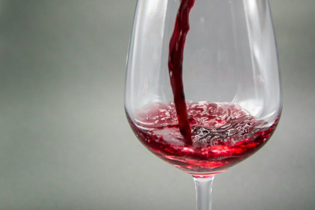 Chiar și un pahar de alcool pe zi crește riscurile pentru sănătate, potrivit unui studiu