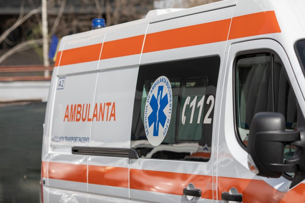 Un copil mort și alți doi în stare gravă, din cauza malnutriției și a deshidratării, descoperiți într-un apartament din Galați
