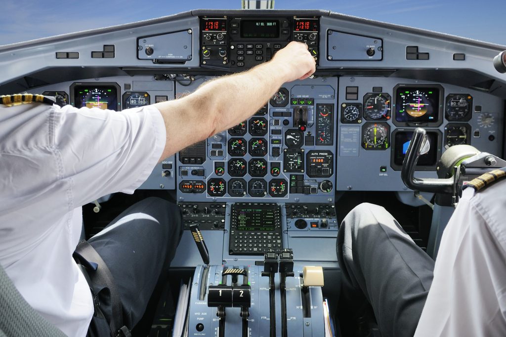 Un pilot e acuzat că a zburat 17 ani, fără să aibă acest drept. „Scenariu de film” la o mare companie aeriană