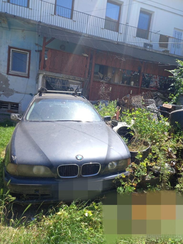 Amendă de 6.000 de lei pentru un arădean de pe strada Plevnei care și-a transformat curtea comună în loc de depozitare a deșeurilor (foto)