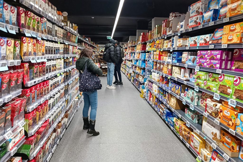 Plafonarea adaosului comercial la alimentele de bază a fost prelungită până la finalul anului