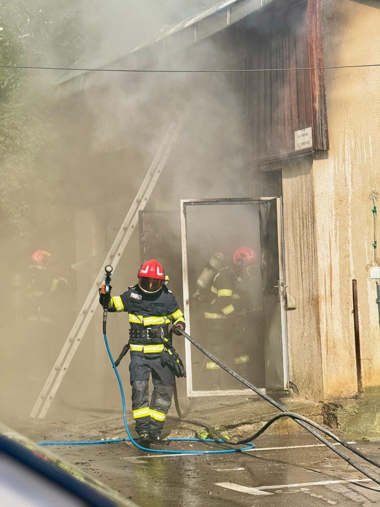 Incendiu puternic într-un garaj din Botoșani: o motocicletă și mai multe bunuri au fost distruse de flăcări – FOTO