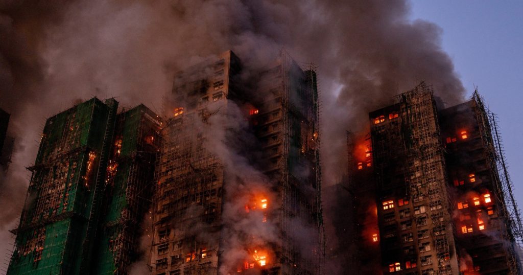 Şapte persoane şi două companii,inculpate după incendiul din Hong Kong din noiembrie, care a făcut 168 de morți