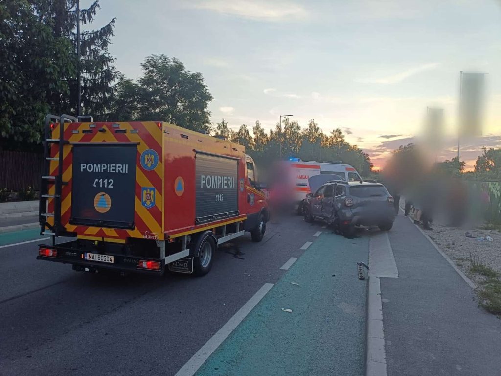 UPDATE. Accident cu trei mașini pe Valea Chintăului. Două femei, evaluate de echipajele medicale