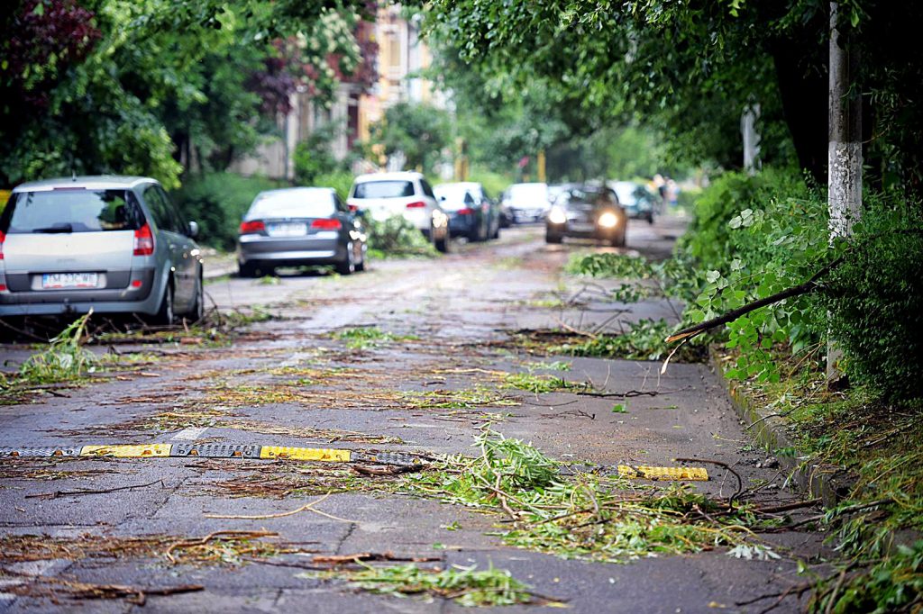 ANM a emis cod portocaliu de furtuni puternice. Județele lovite de ploi torențiale și vijelii