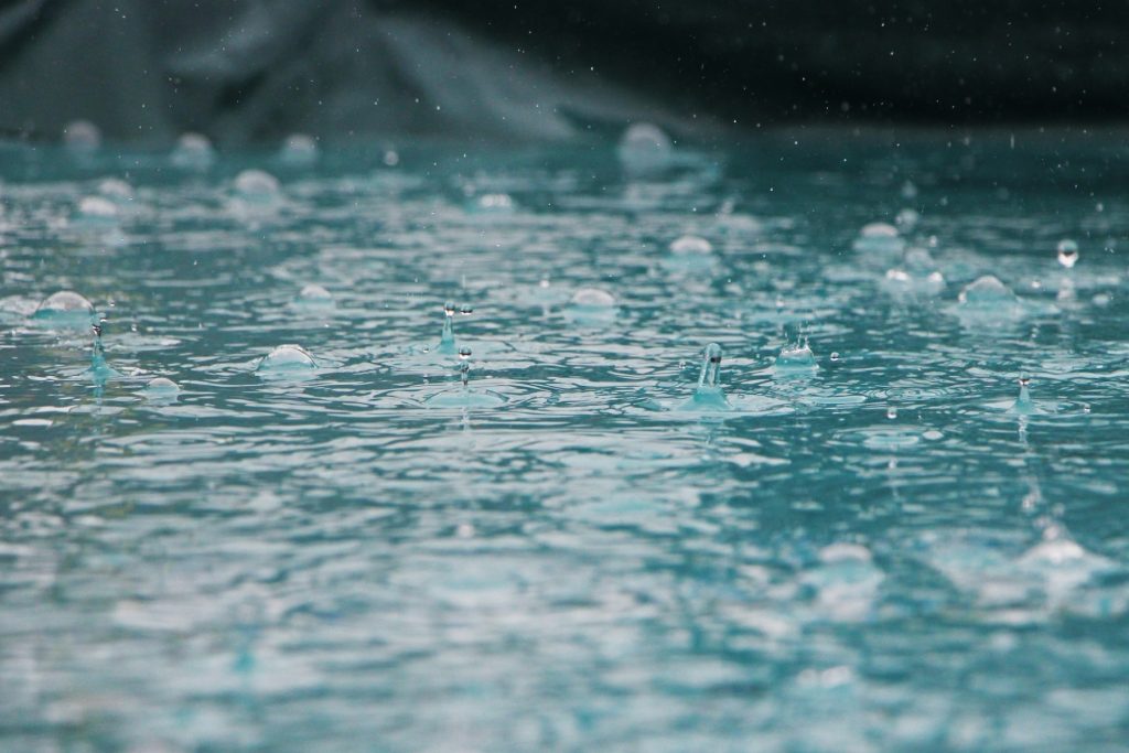 Cod portocaliu de averse torenţiale şi vijelii în 17 judeţe, până vineri dimineaţa