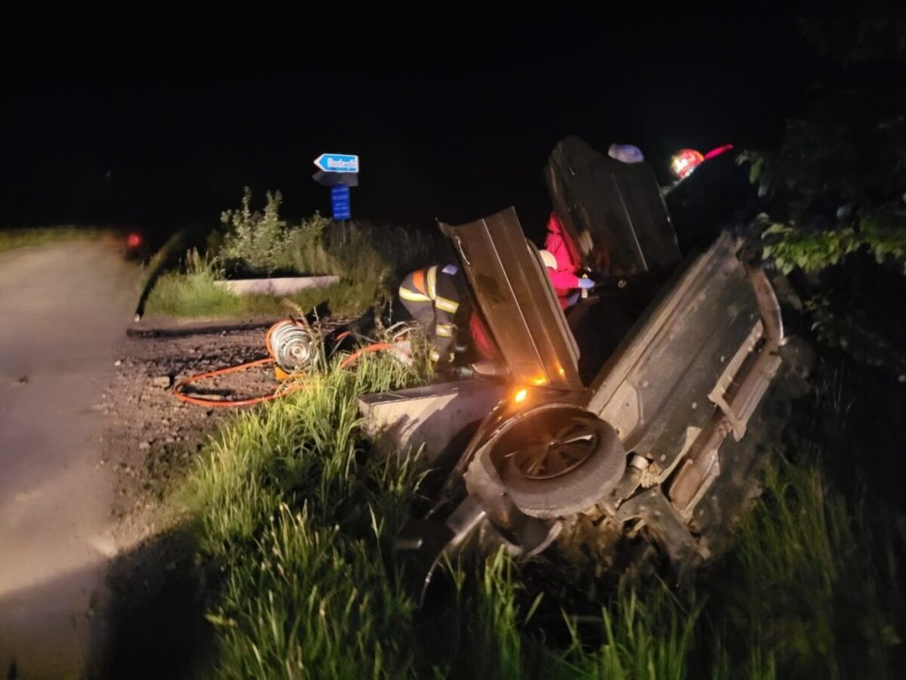 Accident rutier la Grămești: trei tineri răniți după ce s-au răsturnat cu mașina