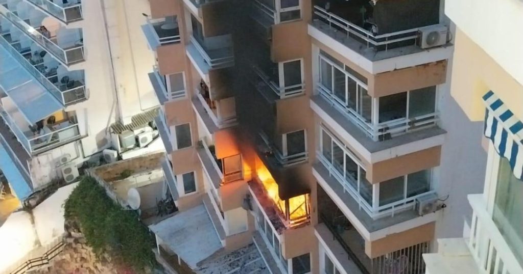 Doi oameni au murit și alți nouă au fost răniți într-un incendiu izbucnit într-o clădire rezidențială dintr-o cunoscută destinație turistică