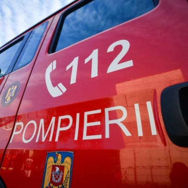 Peste 20 de persoane au fost evacuate după un incendiu izbucnit într-un apartament din Slatina / O femeie de 69 de ani a suferit arsuri la mâini