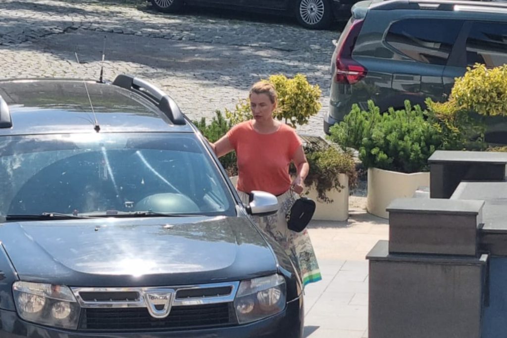 Incident grav la Primăria Slatina. Agentul de pază și un polițist local, agresați de o femeie