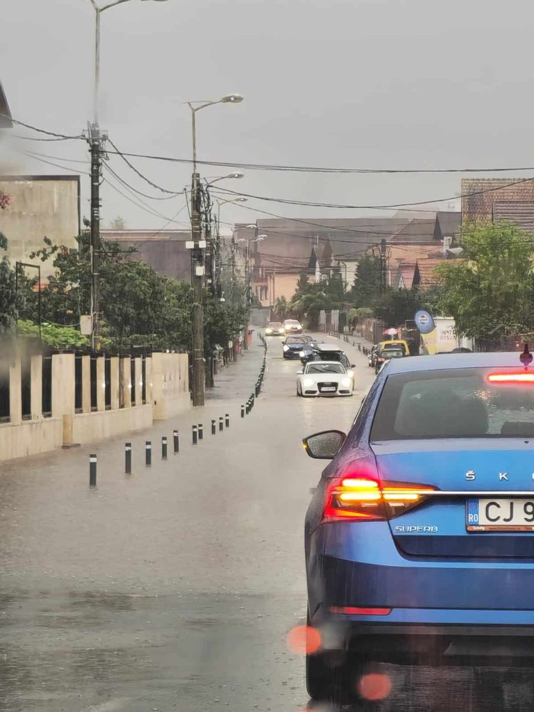 VIDEO FOTO. Ploaia a făcut ravagii la Cluj-Napoca și Florești. Străzi inundate, canale sărite și subsoluri pline de apă