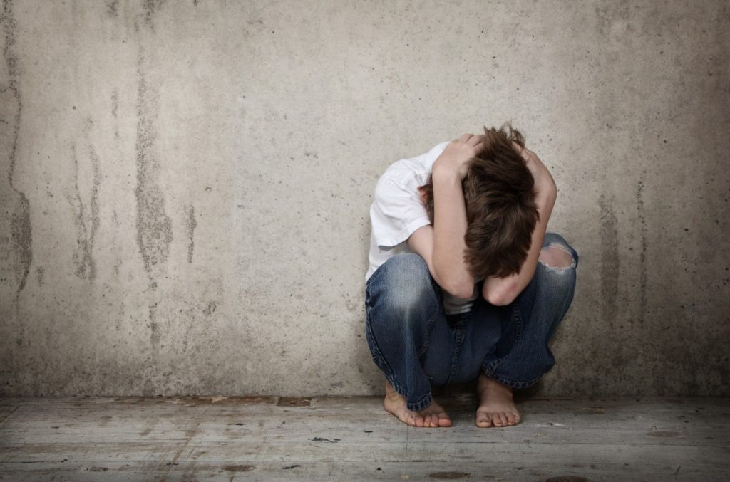 Închisoare de până la 12 ani pentru agresorii drogați care bat copiii