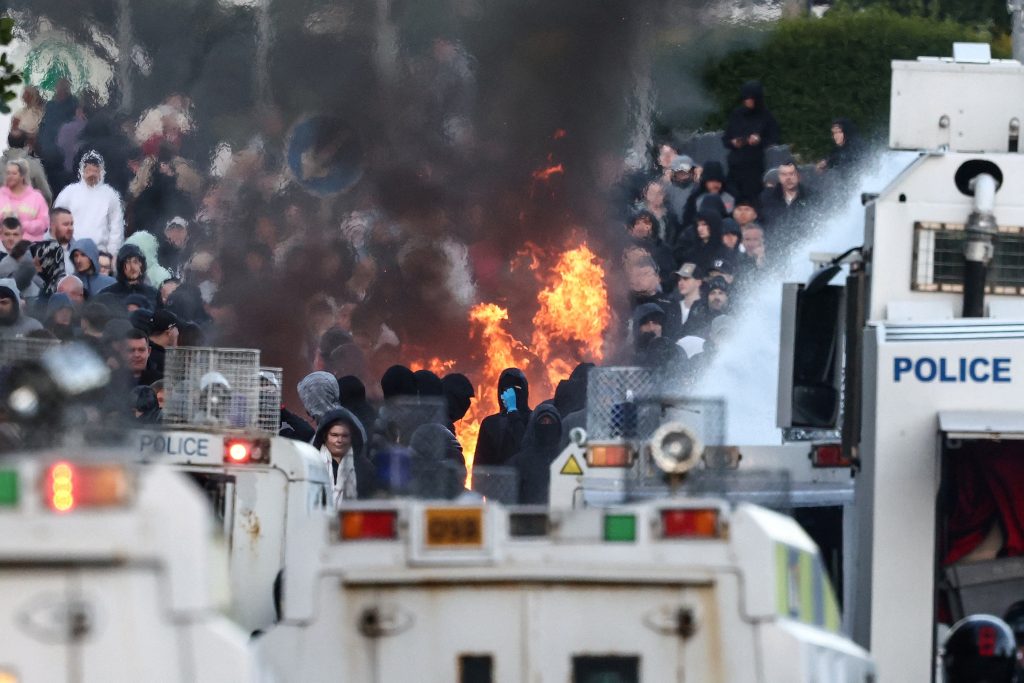 MAE spune că toți românii care au fost afectați de protestele din Belfast au fost relocați temporar