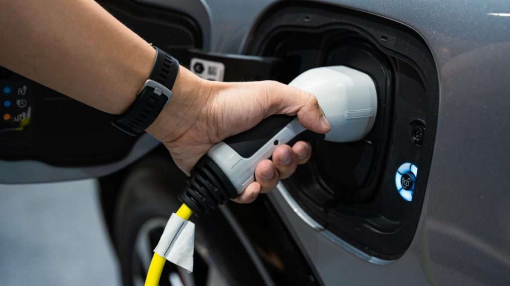 „Baterie pe roţi”: În Suedia, mașinile electrice ajută locatarii să își reducă facturile la curent