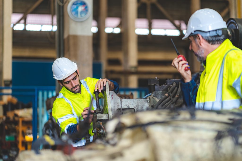 Cât de mult au scăzut salariile reale ale românilor într-un an. Într-o singură industrie banii au sărit și s-a depășit IT-ul: netul mediu este de 15.429 de lei