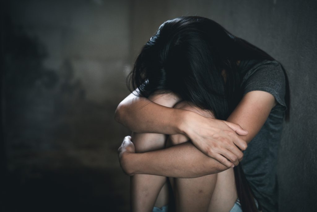 Adolescent trimis în judecată pentru trafic de minori / Ar fi exploatat sexual o minoră de 15 ani / Arestat preventiv după ce și-a distrus brățara electronică de supraveghere