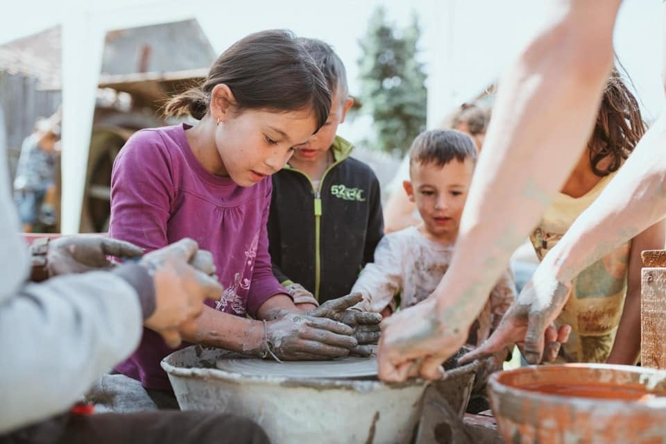 Hosman găzduiește „Piața Posibilităților”, un eveniment care unește producători, meșteșugari și inițiative locale din Podișul Hârtibaciului
