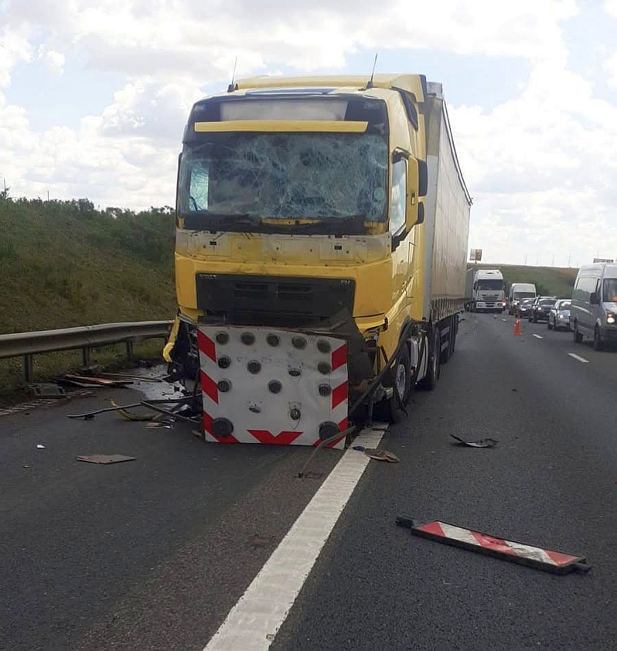Accident pe autostrada A1. O persoană a rămas încarcerată după impactul dintre un TIR și o autoutilitară