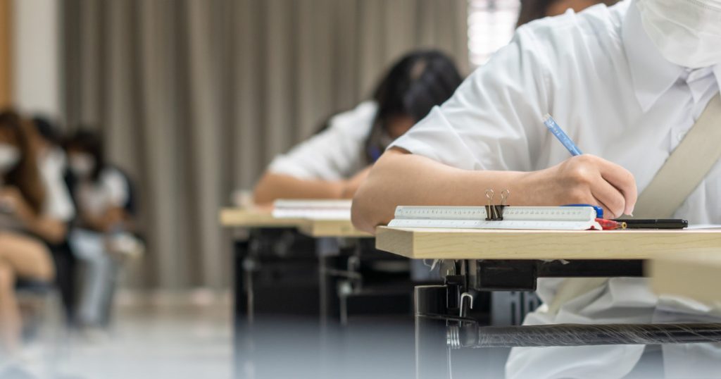 Elev eliminat de la BAC după ce i-a sunat telefonul la o avertizare RO-Alert de furtună