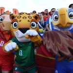 Viral: polițiștii s-au costumat în mascotele Cupei Mondiale pentru a captura traficanți de droguri!