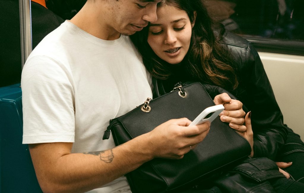 Smartphone-urile au apărut chiar înainte ca rata natalității din SUA să scadă brusc. Un studiu susține că aceasta este cauza directă
