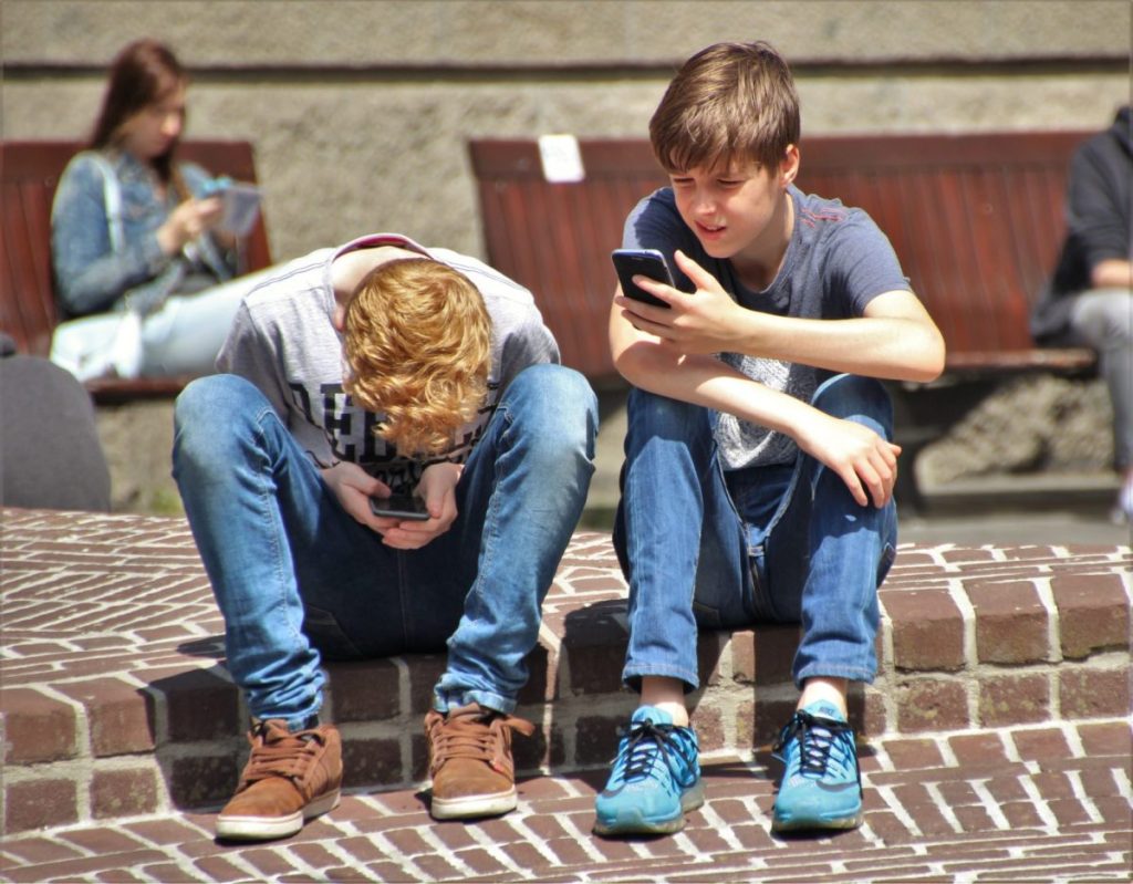 Adolescenții pe rețelele de socializare: Experții susțin că acest lucru ar putea duce la consumul precoce de substanțe
