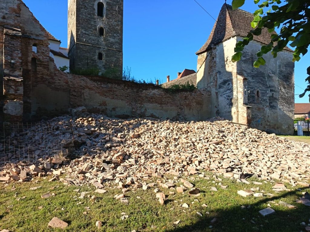 Zidul Bisericii Fortificate din Moșna, monument de patrimoniu „foarte important pentru întreg Ardealul”, s-a prăbușit. „Trebuia intervenit de mult timp”