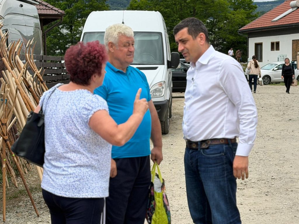 George Simion, prezent în mijlocul oamenilor la Negreni. Liderul AUR a participat la acțiunea „AUR te aude”, organizată în târgul din localitate