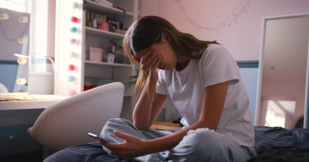 Câte ore pe zi pe rețelele sociale cresc riscul de depresie la adolescenți: Concluziile unui studiu desfășurat timp de un deceniu