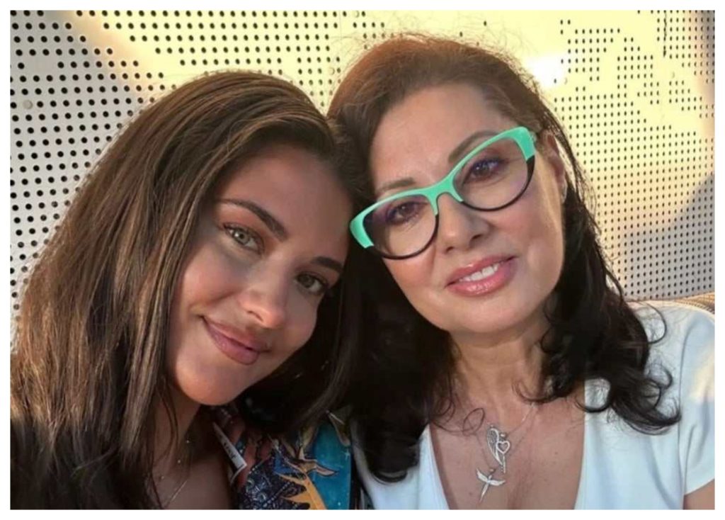Denise Iacobescu, mama Antoniei, a absolvit facultatea la aproape 60 de ani. Imagini emoționante de la festivitate