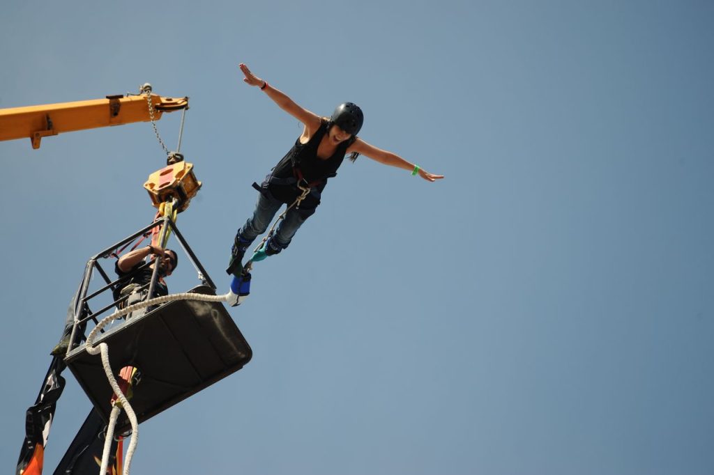 O tânără a murit la doar 21 de ani. A sărit în gol fără coardă de siguranță pentru bungee jumping