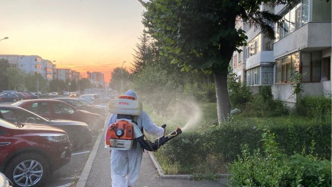 Atenție, stropiri în spațiile verzi din Pitești! Programul complet al intervențiilor