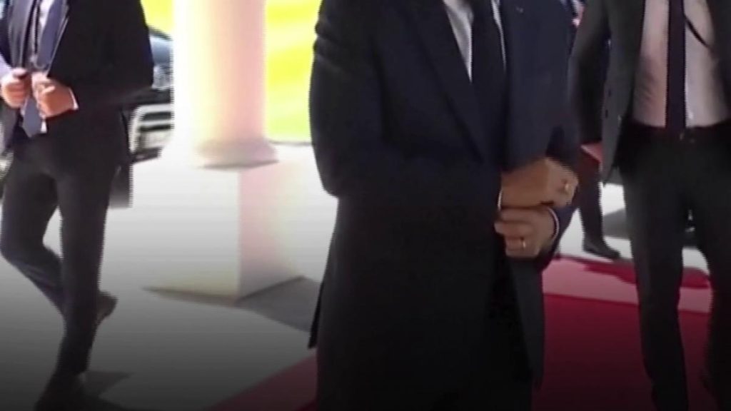 Emmanuel Macron a ajuns la reuniunea liderilor G7. El speră ca Donald Trump să nu plece mai devreme de la summit-ul din Evian