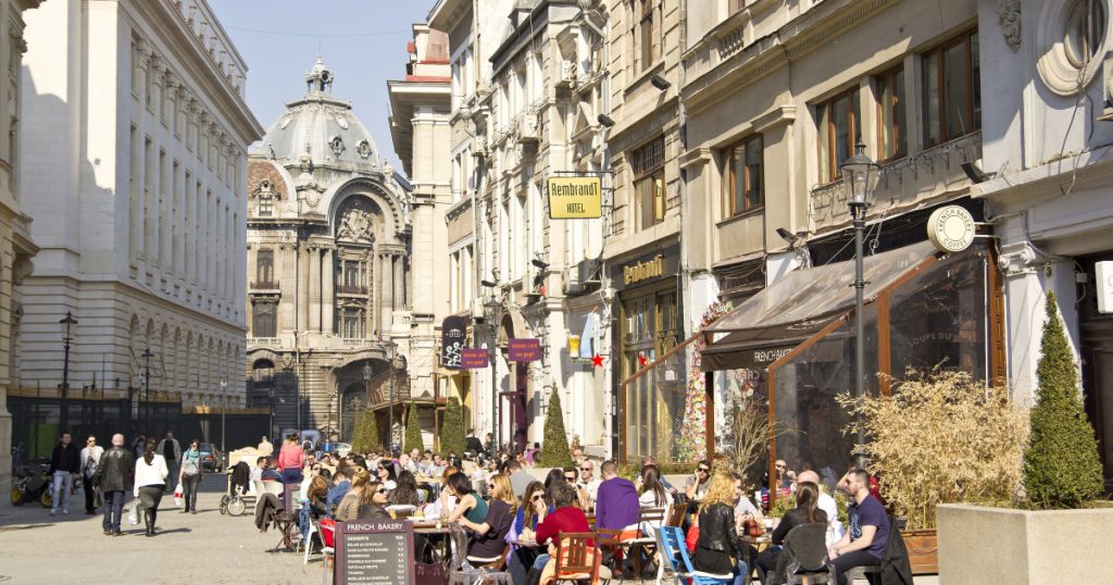 Noi reguli pentru terasele din București: trotuare libere pentru pietoni și muzică interzisă după ora 22:00 în zonele de locuințe